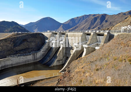 Le déversoir en béton du barrage du lac Benmore en Otago, Nouvelle-Zélande. Lorsque le niveau du lac est trop élevée l'eau est relâchée vers le bas ce déversoir dans le Waitaki Banque D'Images