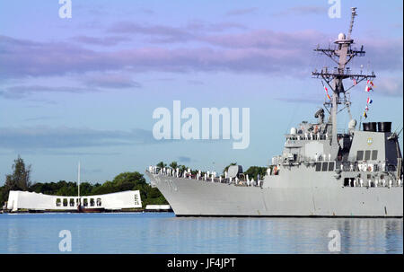 L'homme les marins de l'USS Rail Hopper (DDG 70) qu'il par des parades le USS Arizona Memorial à Pearl Harbor, Hawaii. Photo du DoD par le sergent. Paul Holcomb, U.S. Air Force Banque D'Images