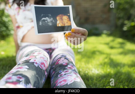 Les femmes enceintes image en attente d'utérus Banque D'Images