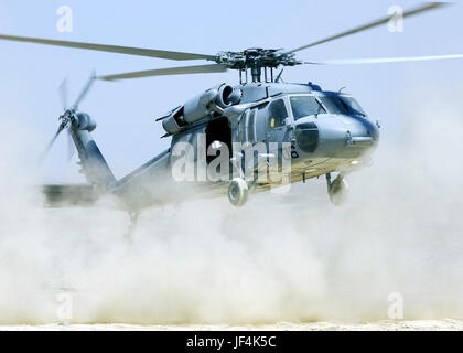 Hélicoptère MH-60S Seahawk affectés à l'Escadron d'hélicoptères de combat de la mer Trois (HSC-3) pratique des débarquements dans le désert. U.S. Navy photo/ Mate du photographe Daniel R. 2e classe Mennuto Banque D'Images