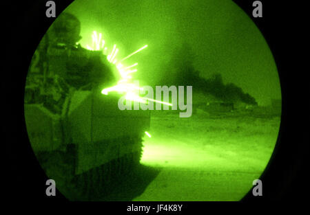 040930-F-2034C-012 de l'armée d'un véhicule de combat Bradley ouvre le feu avec sa mitrailleuse de 25 millimètres sur les forces de la coalition durant l'opération Baton Rouge de Samarra, en Irak, le 30 septembre 2004. Les soldats du 1er Peloton, Bravo Troop, 1er Bataillon, 4e régiment de cavalerie, 1re Division d'infanterie, d'abord effectué les agressions et ensuite entouré d'étanchéité de Samarra à garder des forces ennemies d'entrer ou de quitter la ville. Photo du DoD par le sergent. Shane A. Cuomo, U.S. Air Force. (Publié) Banque D'Images