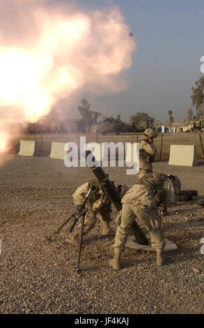 041214-A-3978J-033 Les soldats de l'armée américaine fire mortiers de 120 mm pour étalonner les systèmes à base d'opération avancé Marez à Mossoul, en Irak, au 14 décembre 2004. Les soldats sont affectés au 1er Bataillon, 24e Régiment d'infanterie, 1ère Brigade, 25e Division d'infanterie Stryker Brigade Combat Team. DoD photo par le Sgt. Jeremiah Johnson, de l'armée américaine. (Publié) Banque D'Images