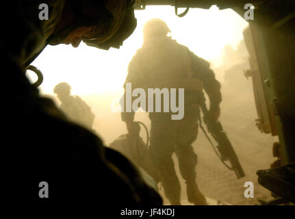 060903-F-1644G-058 de l'armée américaine de la CPS. Jeffrey Moore (à gauche) se prépare à quitter un véhicule de combat Bradley M 2 au Camp Ar Ramadi, en Irak, à la suite d'un raid dans le district de Tameem Ramadi, l'Iraq, le 3 septembre 2006. Moore est affecté à la Compagnie Bravo, 2e Bataillon, 6e Régiment d'infanterie, 1re Division blindée. DoD photo de Tech. Le Sgt. Jeremy T. Lock, U.S. Air Force. (Publié) Banque D'Images