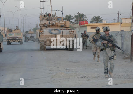 060916-N-7027P-068 Les soldats de l'Armée américaine du 1er Bataillon, 67e régiment blindé, assurer la sécurité des soldats de l'armée irakienne à partir de la 8e Division de l'armée irakienne lors de perquisitions dans Diwaniwah, l'Iraq, le 16 septembre 2006. DoD photo de Maître de 2e classe Sandra M. Palumbo, Marine américaine. (Publié) Banque D'Images