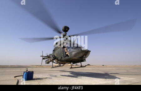 041028-F-2034C-022 un OH-58D Kiowa Warrior hélicoptère décolle de la base d'opération avancée MacKenzie en Iraq après avoir été ravitaillé et armé le 28 octobre, 2004. Le Kiowa est attribué à la Troupe Delta, 1er Bataillon, 4e régiment de cavalerie, 1re Division d'infanterie. Photo du DoD par le sergent. Shane A. Cuomo, U.S. Air Force. (Publié) Banque D'Images