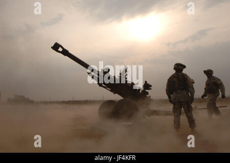 051223-A-5745M-022 de l'Armée américaine Des soldats de la Compagnie Alpha, 3e Bataillon, 6e train d'artillerie sur les points de tir avec un obusier M119 à l'extérieur de camps Liberty en Iraq le 23 décembre 2005. Photo du DoD par le sergent. Kevin L. Moses Sr., de l'armée américaine. (Publié) Banque D'Images