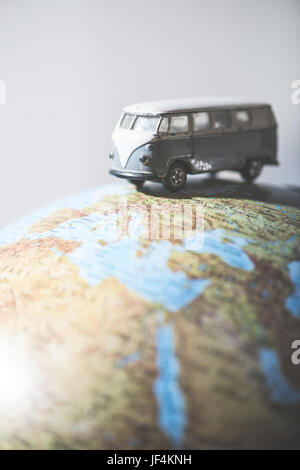 Vintage VW bus sur globe Banque D'Images