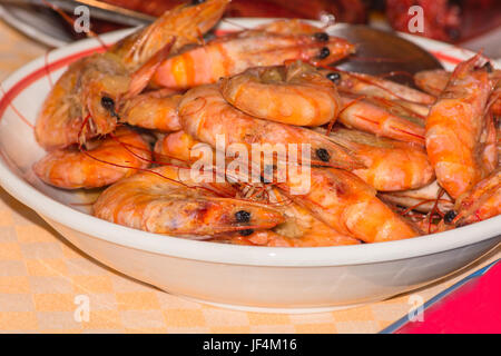 Gambas grillées sur une plaque. Banque D'Images