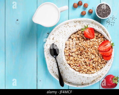 Bol à céréales, jus strowberry, écrous, graines de chia et de lait Banque D'Images