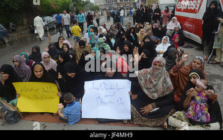 Lahore, Pakistan. 29 Juin, 2017. Les musulmans chiites pakistanais étape une protestation contre l'assassinat de membres de leur collectivité dans le cadre d'une bombe à Lahore. Explosions de Twin le 23 juin dans le nord-ouest de la ville de Parachinar puis parcourut la foule dans un marché avant le coucher du soleil. Ont confirmé que l'attaque avait tué 72 personnes et blessé plus de 200. Credit : Rana Sajid Hussain/Pacific Press/Alamy Live News Banque D'Images