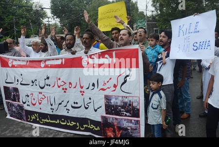 Lahore, Pakistan. 29 Juin, 2017. Les musulmans chiites pakistanais étape une protestation contre l'assassinat de membres de leur collectivité dans le cadre d'une bombe à Lahore. Explosions de Twin le 23 juin dans le nord-ouest de la ville de Parachinar puis parcourut la foule dans un marché avant le coucher du soleil. Ont confirmé que l'attaque avait tué 72 personnes et blessé plus de 200. Credit : Rana Sajid Hussain/Pacific Press/Alamy Live News Banque D'Images