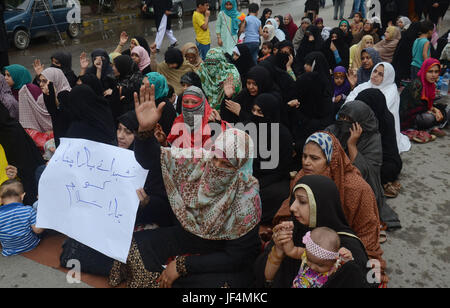 Lahore, Pakistan. 29 Juin, 2017. Les musulmans chiites pakistanais étape une protestation contre l'assassinat de membres de leur collectivité dans le cadre d'une bombe à Lahore. Explosions de Twin le 23 juin dans le nord-ouest de la ville de Parachinar puis parcourut la foule dans un marché avant le coucher du soleil. Ont confirmé que l'attaque avait tué 72 personnes et blessé plus de 200. Credit : Rana Sajid Hussain/Pacific Press/Alamy Live News Banque D'Images