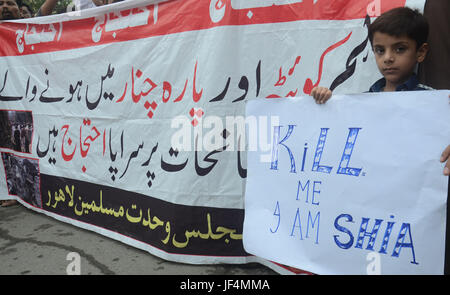 Lahore, Pakistan. 29 Juin, 2017. Les musulmans chiites pakistanais étape une protestation contre l'assassinat de membres de leur collectivité dans le cadre d'une bombe à Lahore. Explosions de Twin le 23 juin dans le nord-ouest de la ville de Parachinar puis parcourut la foule dans un marché avant le coucher du soleil. Ont confirmé que l'attaque avait tué 72 personnes et blessé plus de 200. Credit : Rana Sajid Hussain/Pacific Press/Alamy Live News Banque D'Images