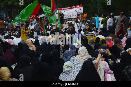 Lahore, Pakistan. 29 Juin, 2017. Les musulmans chiites pakistanais étape une protestation contre l'assassinat de membres de leur collectivité dans le cadre d'une bombe à Lahore. Explosions de Twin le 23 juin dans le nord-ouest de la ville de Parachinar puis parcourut la foule dans un marché avant le coucher du soleil. Ont confirmé que l'attaque avait tué 72 personnes et blessé plus de 200. Credit : Rana Sajid Hussain/Pacific Press/Alamy Live News Banque D'Images