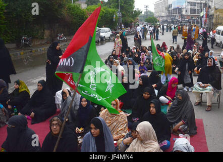 Lahore, Pakistan. 29 Juin, 2017. Les musulmans chiites pakistanais étape une protestation contre l'assassinat de membres de leur collectivité dans le cadre d'une bombe à Lahore. Explosions de Twin le 23 juin dans le nord-ouest de la ville de Parachinar puis parcourut la foule dans un marché avant le coucher du soleil. Ont confirmé que l'attaque avait tué 72 personnes et blessé plus de 200. Credit : Rana Sajid Hussain/Pacific Press/Alamy Live News Banque D'Images