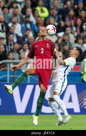 Kazan, Russie. 28 Juin, 2017. Bruno Alves (L) du Portugal au cours de la balle s'acharne pour la Coupe des Confédérations 2017 demi-finale contre le Chili à Kazan, Russie, 28 juin 2017. Credit : Evgeny Sinitsyn/Xinhua/Alamy Live News Banque D'Images