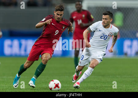 Kazan, Russie. 28 Juin, 2017. Andre Silva (L) du Portugal rivalise avec Charles Aranguiz du Chili lors de la Coupe des Confédérations 2017 en demi-finale, Kazan, Russie, 28 juin 2017. Credit : Bai Xueqi/Xinhua/Alamy Live News Banque D'Images