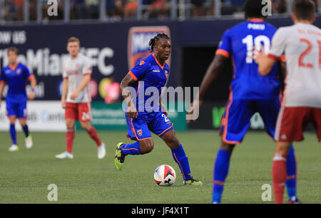 Miami, Floride, USA. 28 Juin, 2017. Le milieu de terrain du FC Miami Michael Lahoud (26) entraîne la balle au cours de la première moitié d'un US Open Cup Lamar Hunt, ronde de 16 jeu, entre l'Atlanta United FC vs Miami FC à la Riccardo Silva Stadium de Miami. Mario Houben/CSM/Alamy Live News Banque D'Images