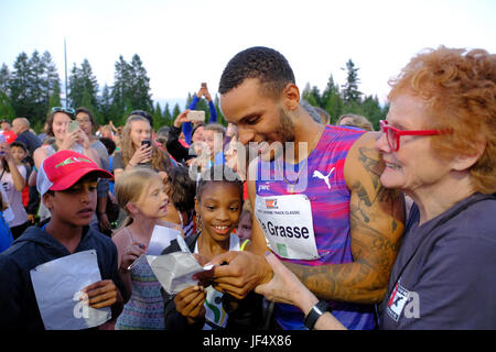 Coquitlam, Colombie-Britannique, Canada. 28 Juin, 2017. Canada's André De Grasse, signe des autographes après avoir remporté le 100 mètres hommes le mercredi soir au Vancouver Sun 2017 Track Classic Harry Jerome à Percy Perry stadium à Coquitlam. Joe Ng/Alamy Live News Banque D'Images