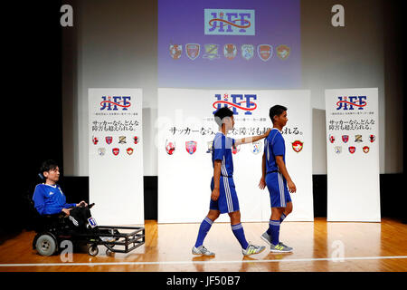 Tokyo, Japon. JIFF annonce même uniforme de 7'organisation. 29 Juin, 2017. (L-R) Shinya Shioiri, Ryo Kawamura, Kento Nakai Football/soccer : conférence de presse de la Fédération de football du Japon inclus (JIFF) au JFA house à Tokyo, Japon. JIFF annonce même uniforme de l'organisation 7 . Credit : Yohei Osada/AFLO SPORT/Alamy Live News Banque D'Images