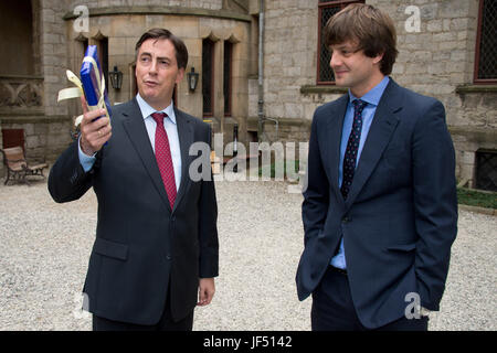 Fichier - File photo datée du 13 septembre 2012 montrant le Premier Ministre de Basse-saxe David McAllister (L) prenant la parole à la cour intérieure du Marienburg avec Ernst August, Prince de Hanovre, en Allemagne, Nordstemmen. McAllister et Ernst August a visité l'ensemble de la série jeunesse "KIKA dans vos rêves', situé dans l'époque de l'Welfenburg. Photo : Jochen Lübke/dpa Banque D'Images