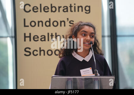 City Hall, London, UK, 29 juin 2017. Les présentateurs de télévision pour enfants de la BBC, Chris Jarvis des préformes et question à la santé et de l'éducation célèbrent la plus seine experts Londres écoles prix à l'Hôtel de Ville. Banque D'Images