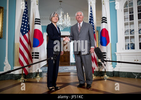 Washington, DC, USA. 28 Juin, 2017. La secrétaire d'État des États-Unis, Rex Tillerson (R) rencontre avec le Ministre des affaires étrangères de la Corée du Sud, Kang Kyung-wha à Washington, DC, États-Unis, le 28 juin 2017. Credit : Yin Bogu/Xinhua/Alamy Live News Banque D'Images