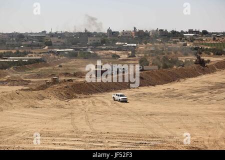 Rafah, bande de Gaza, territoire palestinien. 29 Juin, 2017. Le parlement des bulldozers palestiniens une zone claire que le Hamas commence à créer une grande zone tampon à la frontière avec l'Egypte dans le sud de la bande de Gaza ville de Rafah, le 29 juin 2017. La zone tampon devrait s'étendre sur une longueur de 12 km et une largeur de 100 mètres le long de la frontière, avec une route et des caméras de sécurité parallèles, selon une déclaration faite par un agent de sécurité Crédit : Ashraf Amra/APA/Images/fil ZUMA Alamy Live News Banque D'Images