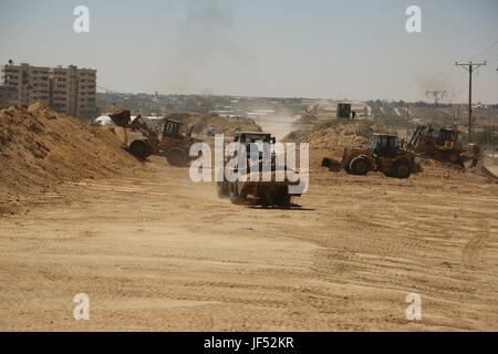 Rafah, bande de Gaza, territoire palestinien. 29 Juin, 2017. Le parlement des bulldozers palestiniens une zone claire que le Hamas commence à créer une grande zone tampon à la frontière avec l'Egypte dans le sud de la bande de Gaza ville de Rafah, le 29 juin 2017. La zone tampon devrait s'étendre sur une longueur de 12 km et une largeur de 100 mètres le long de la frontière, avec une route et des caméras de sécurité parallèles, selon une déclaration faite par un agent de sécurité Crédit : Ashraf Amra/APA/Images/fil ZUMA Alamy Live News Banque D'Images