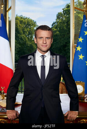 Paris. 29 Juin, 2017. Photo fournie par le Palais présidentiel français présente le portrait officiel du président français Emmanuel Macron au Palais de l'Élysée, Paris, France. Credit : Soazig de la Moissonniere/Xinhua/Alamy Live News Banque D'Images
