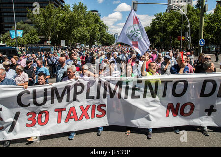 Madrid, Espagne. 29 Juin, 2017. Les chauffeurs de taxi protestent contre Uber et Cabify gouvernement exigeant d'obéir à la loi, exigeant seulement un Uber par 30 taxis. Credit : Marcos del Mazo/Alamy Live News Banque D'Images