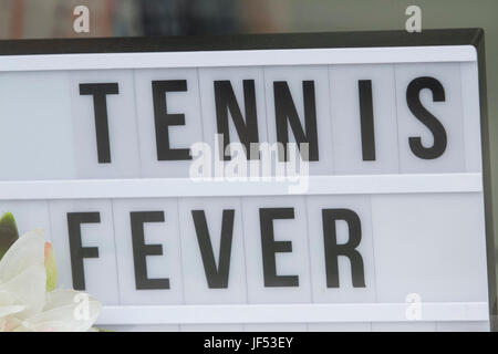 London UK. 29 juin 2017. Boutiques dans Wimbledon entrer dans l'esprit du tennis comme la ville se prépare à accueillir les championnats du monde 2017 de tennis sur gazon au All England Club Banque D'Images