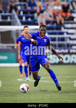 Miami, Floride, USA. 28 Juin, 2017. Le milieu de terrain du FC Miami Kwadwo Poku (10) se déplace le ballon au cours de la première moitié d'un US Open Cup Lamar Hunt, ronde de 16 jeu, entre l'Atlanta United FC vs Miami FC à la Riccardo Silva Stadium de Miami. Mario Houben/CSM/Alamy Live News Banque D'Images