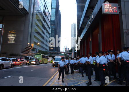 Forte présence policière sur Harbour Road, Wanchai, garde le président Xi Jinping dans la Convention et d'exposition en face de la station de pompiers Banque D'Images