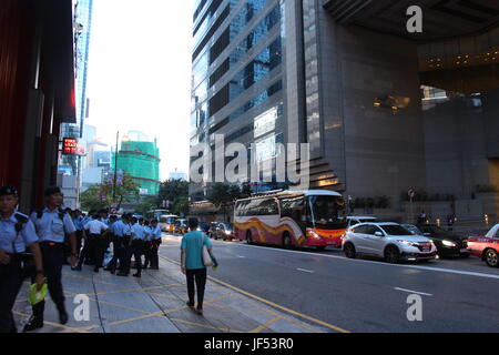 Forte présence policière sur Harbour Road, Wanchai, garde le président Xi Jinping dans la Convention et d'exposition en face de la station de pompiers Banque D'Images