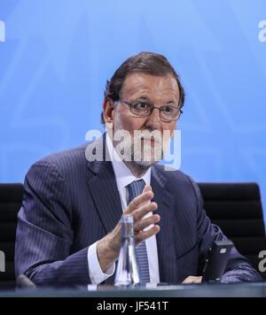 Berlin, Allemagne. 29 Juin, 2017. Le premier ministre Espagnol Mariano Rajoy assiste à une conférence de presse après la réunion de préparation pour le G20 à la chancellerie allemande à Berlin, capitale de l'Allemagne, le 29 juin 2017. Credit : Shan Yuqi/Xinhua/Alamy Live News Banque D'Images