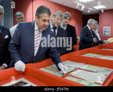 Moscou, Russie. 29 Juin, 2017. Document - La photo montre le ministre allemand des affaires étrangères, Gabriel se rendant sur l'État russe archives pour l'histoire sociale et politique à Moscou, Russie, 29 juin 2017. Photo : Thomas Imo/photothek.net/dpa/Alamy Live News Banque D'Images