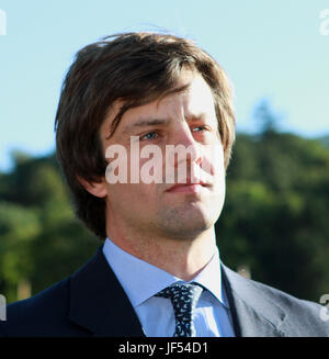 ARCHIVE - prince héréditaire Ernst-August de Hanovre peut être vu dans Blankenburg, Allemagne, 22 septembre 2012. La ville de Blankenburg et de la maison royale ont cessé leur lutte sur un grand lion de bronze de deux mètres - le maire de Blankenburg Hanns-Michael Noll et Prince Ernst-August a signé un traité d'emprunt. Le lion peut maintenant rester dans les jardins du petit palais à Blankenburg, bien que comme un prêt. Photo : Matthias Bein/dpa-Zentralbild/dpa Banque D'Images