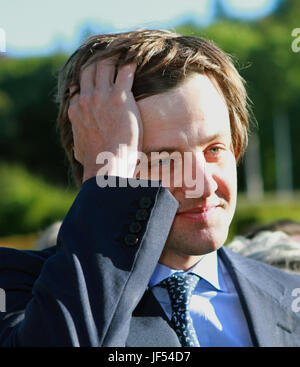 ARCHIVE - prince héréditaire Ernst-August de Hanovre peut être vu dans Blankenburg, Allemagne, 22 septembre 2012. La ville de Blankenburg et de la maison royale ont cessé leur lutte sur un grand lion de bronze de deux mètres - le maire de Blankenburg Hanns-Michael Noll et Prince Ernst-August a signé un traité d'emprunt. Le lion peut maintenant rester dans les jardins du petit palais à Blankenburg, bien que comme un prêt. Photo : Matthias Bein/dpa-Zentralbild/dpa Banque D'Images