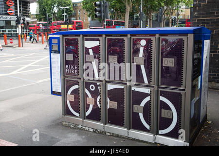 Londres, Royaume-Uni. 29 Juin, 2017. Un service de location de vélos Brompton dock à l'extérieur de la station de métro Walthamstow installé conjointement avec la commune de Waltham Forest's Mini-Holland scheme et profiter de Waltham Forest Programme. C'est le plus utilisé comme station d'au Royaume-Uni. Credit : Mark Kerrison/Alamy Live News Banque D'Images