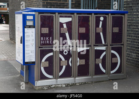 Londres, Royaume-Uni. 29 Juin, 2017. Un service de location de vélos Brompton dock à l'extérieur de la station de métro Walthamstow installé conjointement avec la commune de Waltham Forest's Mini-Holland scheme et profiter de Waltham Forest Programme. C'est le plus utilisé comme station d'au Royaume-Uni. Credit : Mark Kerrison/Alamy Live News Banque D'Images