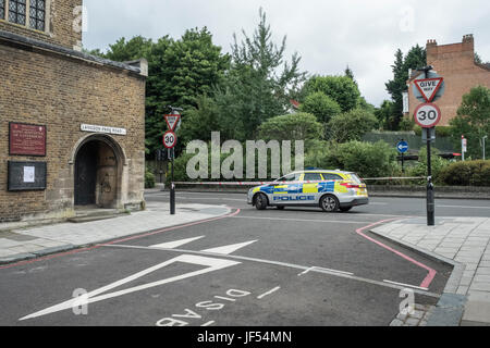 Archway Road, au nord de Londres, le 29 juin 2017. La circulation a été fermée dans les deux directions tôt jeudi soir, alors que les services d'urgence a répondu à une blessure grave. La cause est actuellement inconnue. Crédit : Thomas Carver/Alamy Live News Banque D'Images