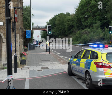 Archway Road, au nord de Londres, le 29 juin 2017. La circulation a été fermée dans les deux directions tôt jeudi soir, alors que les services d'urgence a répondu à une blessure grave. La cause est actuellement inconnue. Crédit : Thomas Carver/Alamy Live News Banque D'Images