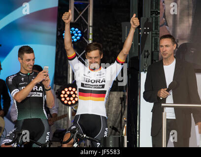 Düsseldorf, Allemagne. 29 Juin, 2017. Le cycliste allemand Marcus Burghardt cheers durant la présentation de l'équipe de Bora-Hansgrohe à côté de l'ancien cycliste allemand Jens Voigt sur scène pour le Tour de France à Düsseldorf, Allemagne, 29 juin 2017. Photo : Bernd Thissen/dpa/Alamy Live News Banque D'Images