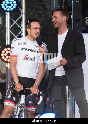 Düsseldorf, Allemagne. 29 Juin, 2017. L'équipe cycliste allemande d'Trek-Segafredo John Degenkolb (L) est introduit par l'ancien cycliste allemand Jens Voigt sur scène pour le Tour de France à Düsseldorf, Allemagne, 29 juin 2017. Photo : Bernd Thissen/dpa/Alamy Live News Banque D'Images