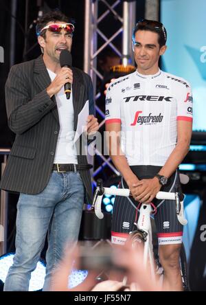 Düsseldorf, Allemagne. 29 Juin, 2017. Le cycliste espagnol Alberto Contador de l'équipe d'Trek-Segafredo (R) est introduit par l'ancien cycliste allemand Jens Voigt sur scène pour le Tour de France à Düsseldorf, Allemagne, 29 juin 2017. Photo : Bernd Thissen/dpa/Alamy Live News Banque D'Images