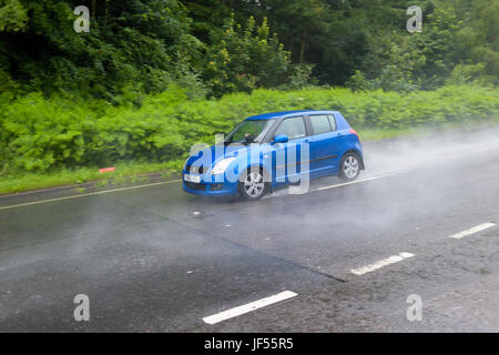 Hucknall, Nottinghamshire, Angleterre. 29 juin 2017. Forte pluie continue de pleuvoir pendant près de 48h créer le piètre état des routes. Crédit : Ian Francis/Alamy Live News Banque D'Images