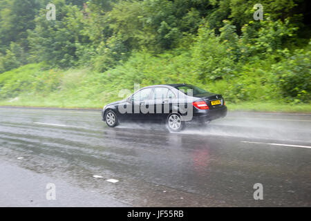 Hucknall, Nottinghamshire, Angleterre. 29 juin 2017. Forte pluie continue de pleuvoir pendant près de 48h créer le piètre état des routes. Crédit : Ian Francis/Alamy Live News Banque D'Images