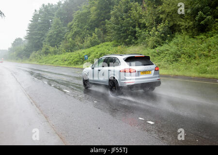 Hucknall, Nottinghamshire, Angleterre. 29 juin 2017. Forte pluie continue de pleuvoir pendant près de 48h créer le piètre état des routes. Crédit : Ian Francis/Alamy Live News Banque D'Images