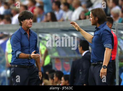 Sochi, Russie. 29 Juin, 2017. L'entraîneur-chef allemand Joachim Loew et co-formateur Thomas Schneider sur le high five score de 1-0 lors de la demi-finale de la Coupe des Confédérations entre l'Allemagne et le Mexique au stade Fisht à Sotchi, Russie, 29 juin 2017. Fußball : Coupe des Confédérations, Deutschland - Finalrunde, Halbfinale am 29.06.2017 Stade Fisht gi dans Sotschi, Russland. Bundestrainer Joachim Löw (l) aus Deutschland und Assistenztrainer Thomas Schneider klatschen sich nach dem Tor zum 1:0 de l'ab. Photo : Christian Charisius/dpa/Alamy Live News Banque D'Images